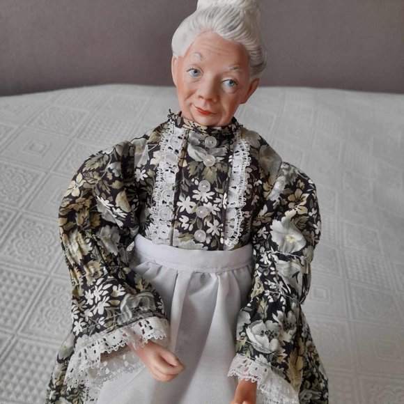 Vintage old lady Porcelain doll 14 inch+ 2 pcs MBI mini dolls - Picture 3 of 5